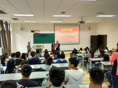 肖小虹院长为玉可雕颁发客座教授聘书_副本